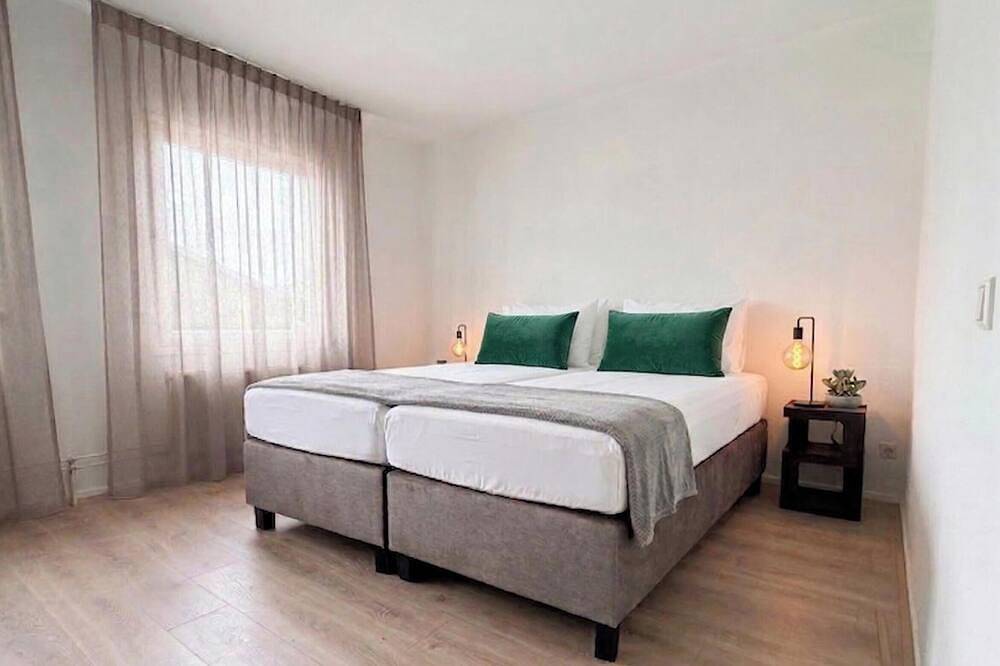 Welkom bij Xl Nature Villa, een uniek grote vakantievilla die comfortabel plaats biedt aan maximaal 14 gasten Gelegen nabij de bossen van Tilburg en omringd door natuur, is deze 240 m² villa perfect voor families, sportteams en natuurliefhebbers. in Tilburg, Noord-Brabant