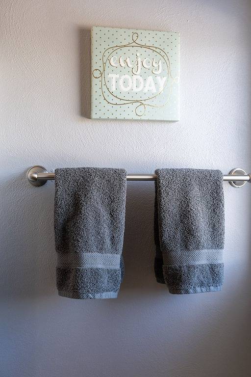 Spacious family home with luxe beds, fenced in back yard, heart of town! in Davenport, Quad Cities