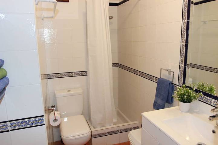 Apartamento entero, Apartamento justo en la playa de Playa de La Arena, con balcón y vista al mar. in Playa Neptuno (Santiago del Teide), Santiago del Teide
