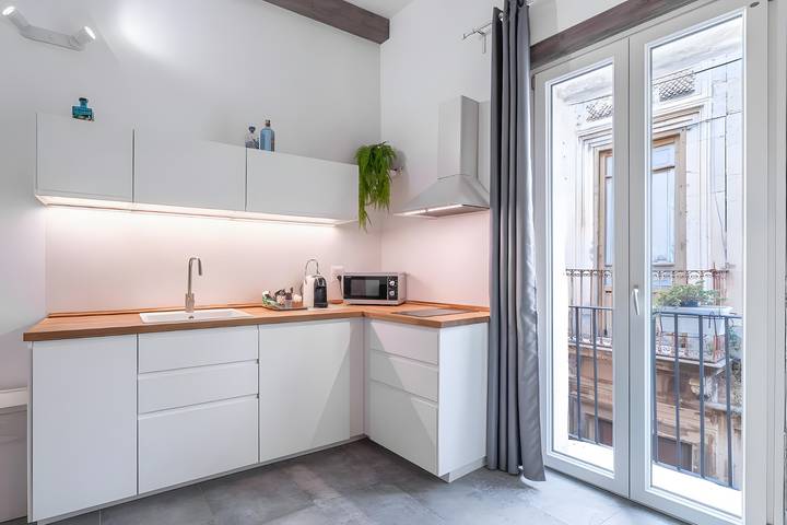 Appartamento intero, Appartamento 'White' con balcone, Wi-Fi e aria condizionata in Ortigia, Siracusa