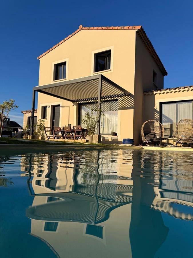 Maison avec piscine et jacuzzi proche Avignon in Sauveterre, Région de Nîmes