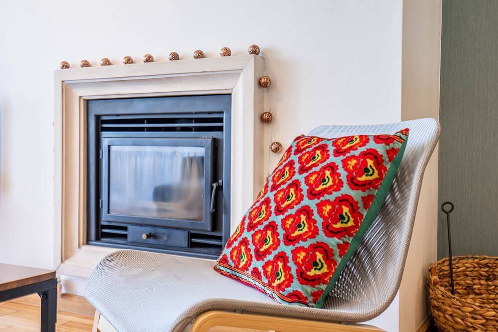 Apartamento inteiro, Infante Cozy 1Br w/ Parking by Lovelystay in Oliveira do Douro, Distrito do Porto