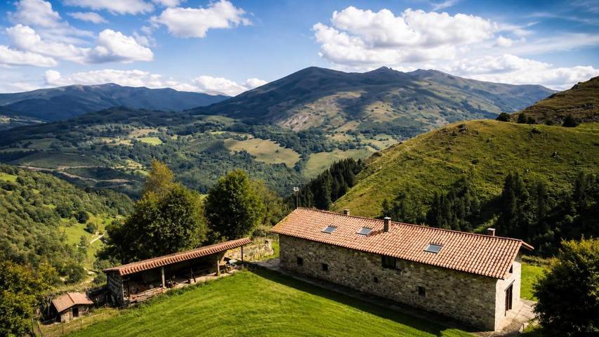 Casa rural para 10 personas, con Terraza además de Jardín y Vistas en Valle de Cabuérniga
