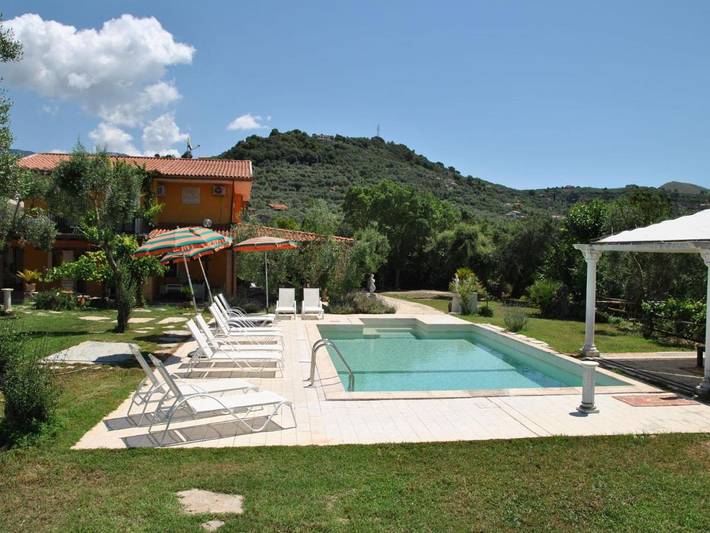 Villa per 14 persone, con piscina e terrazza nonché giardino, con animali domestici in Itri