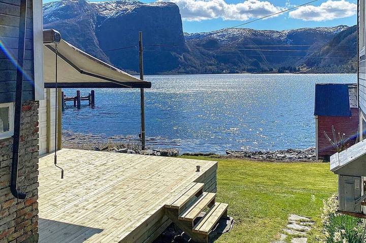Ferienhaus für 8 Personen, mit Terrasse und Garten in Selje