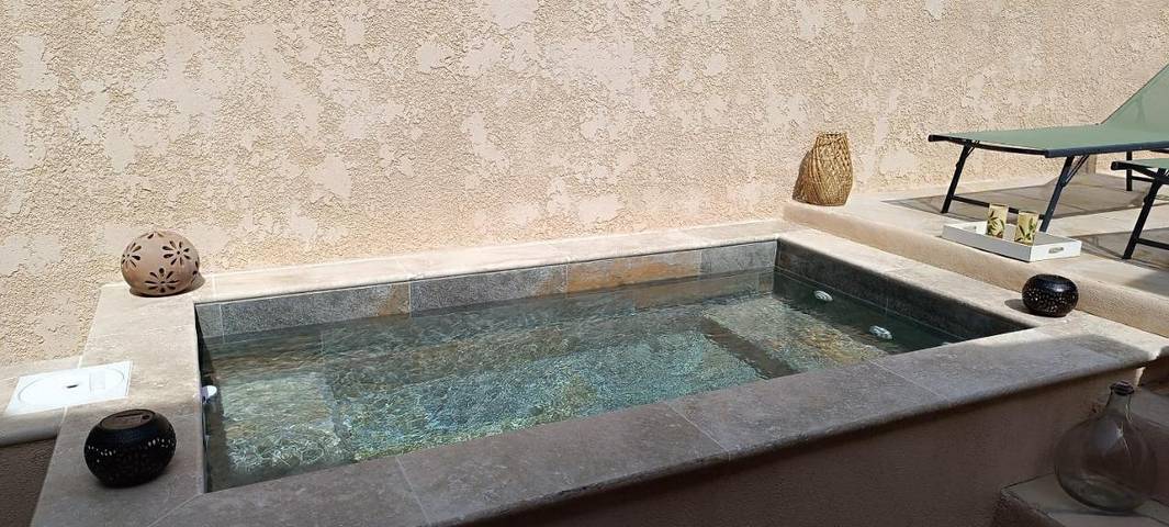 Ferienhaus für 2 Personen, mit Whirlpool und Terrasse sowie Pool und Ausblick