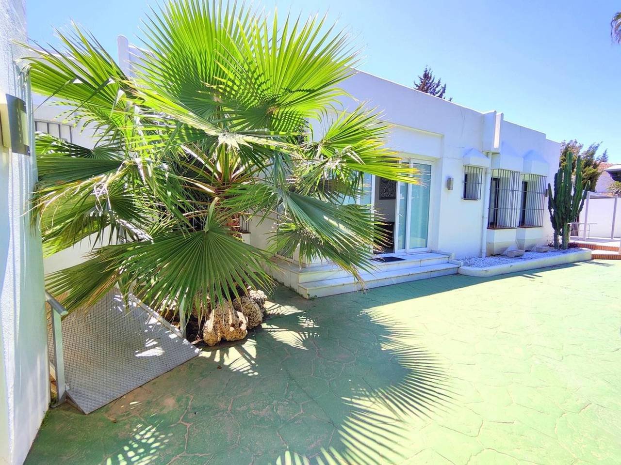 Large villa Puerto Banús 10 bedrooms with pool and jacuzzi in Marbella West, Marbella