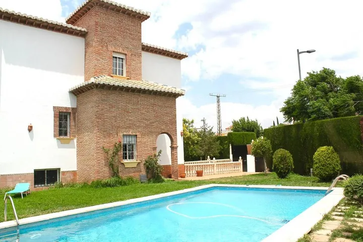 Chalet para 12 personas, con vistas además de piscina y jardín, Se admiten mascotas - 1