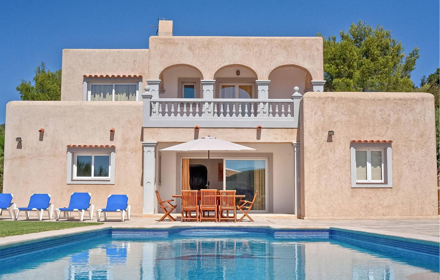 Gemütliche Wohnung mit Pool und AC, in der Nähe von Cova Santa in Es Codolar, Sant Josep de sa Talaia