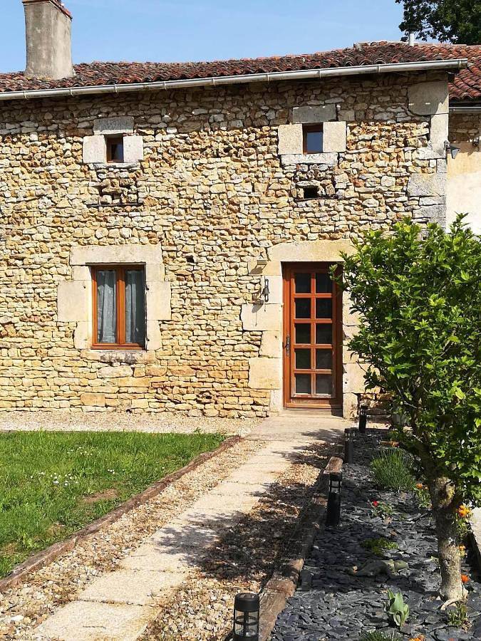 Location de vacances pour 4 personnes, avec jardin et piscine à Savigné