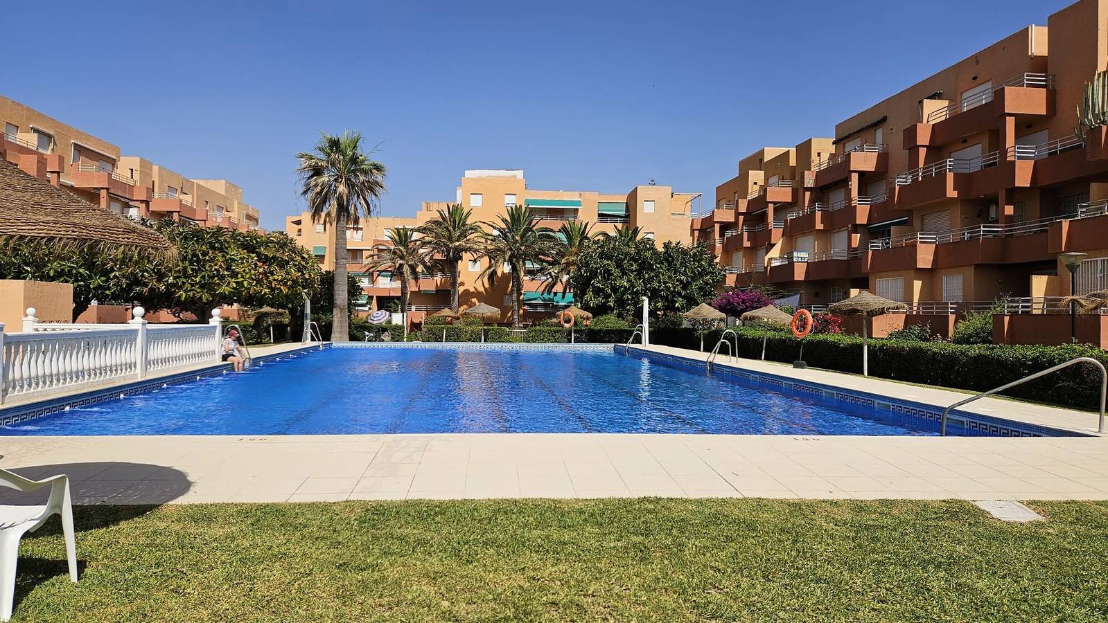 Apartamento entero, Apartamento 'Dúplex Jardines Del Mar' con vistas al mar, Wi-Fi y aire acondicionado in Playa de Salobreña, Salobreña