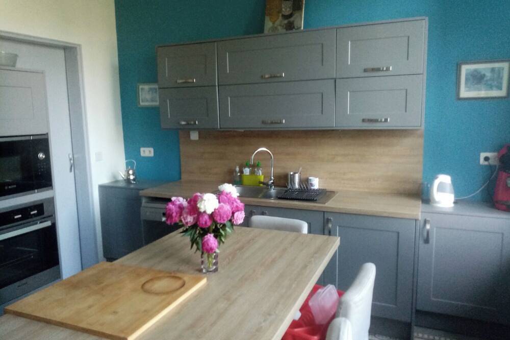Master bedroom sleeps 4 in Saint-Laurent-Blangy, Arras region
