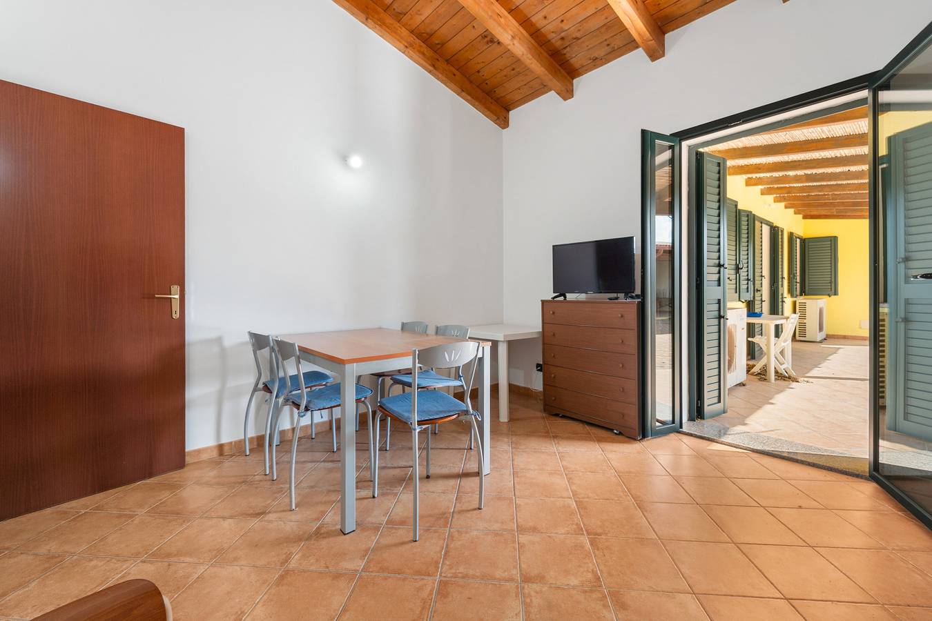Residence Sulcis 4 con vista montagna, terrazza condivisa e aria condizionata in Is Cuccus, Masainas