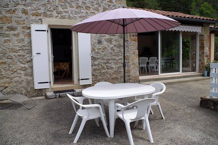 Gîte pour 6 personnes, avec terrasse et vue sur le lac à Banne - 4