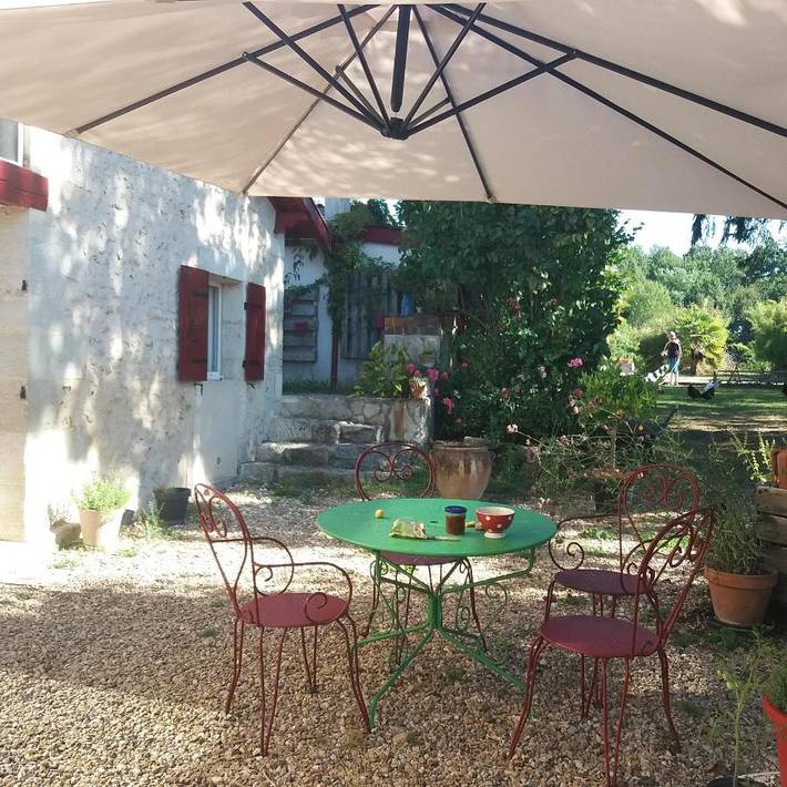 Location de vacances pour 6 personnes, avec Terrasse et Jardin ainsi que Piscine et Vue à Razac-sur-l'Isle