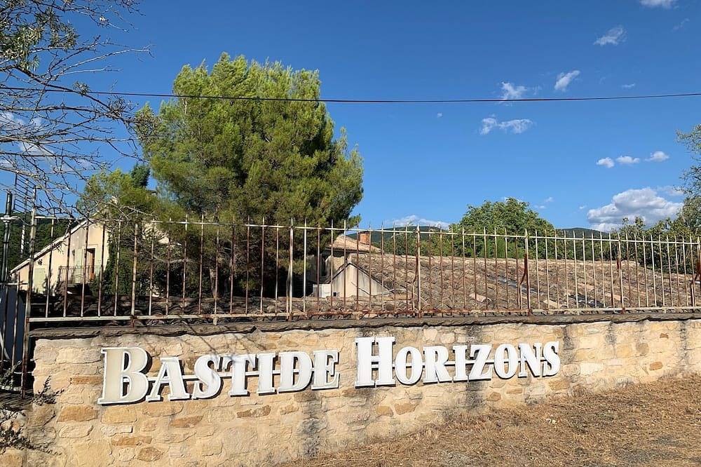 Xixth century country house amidst vineyards and olive groves in Piégon, Nyons region