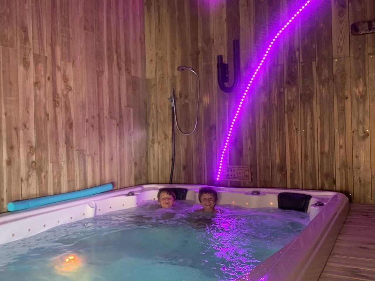 Maison de luxe avec piscine privée à Jullouville, jardin clos, wifi et parking in Jullouville, Côte de la Déroute
