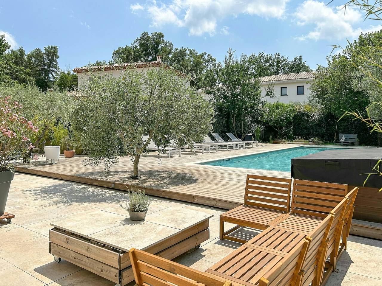 Moderna casa de campo a las afueras del bosque provenzal in Le Tignet, Region de Cannes