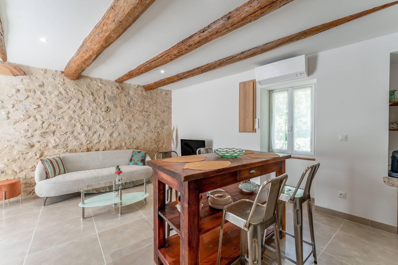 « Chez Mamé » con piscina compartida, Wi-Fi y aire acondicionado in Saint-Victor-la-Coste, Region de Nimes