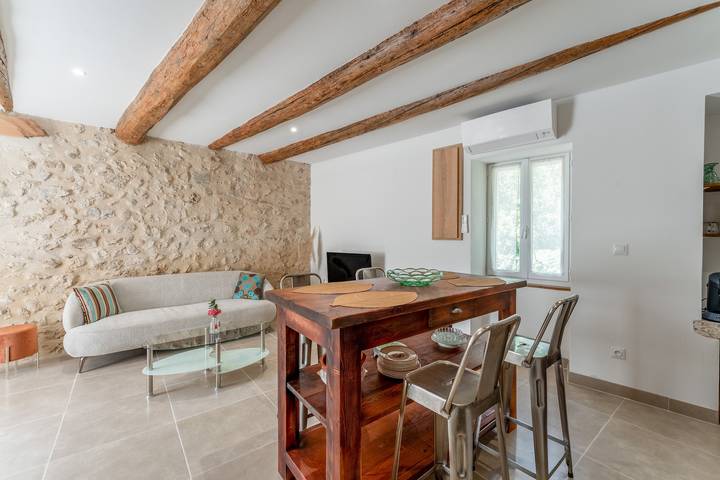 "Chez Mamé" with Shared Pool, Wi-Fi, and Air Conditioning in Saint-Victor-la-Coste, Nimes region