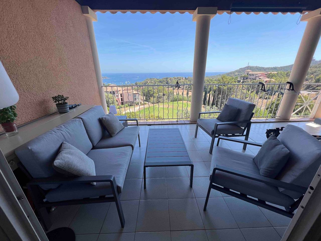 Ganze Wohnung, Appartement T3 für 6 Personen in Cap Esterel – Meerblick, Terrasse, Wlan, Klimaanlage, Parkplatz, Bettwäsche in Cap Esterel, Saint-Raphaël