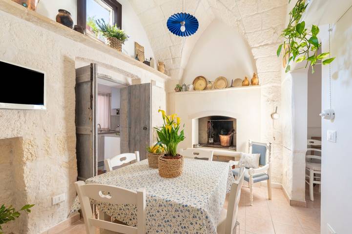 Entire apartment, Apartment 'Al Vico' with Private Terrace and Air Conditioning in Carpignano Salentino, Lecce Province