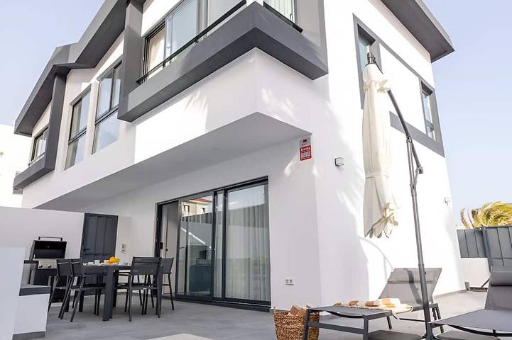 Apartamento para 5 personas, con balcón además de jardín y piscina en La Jaca