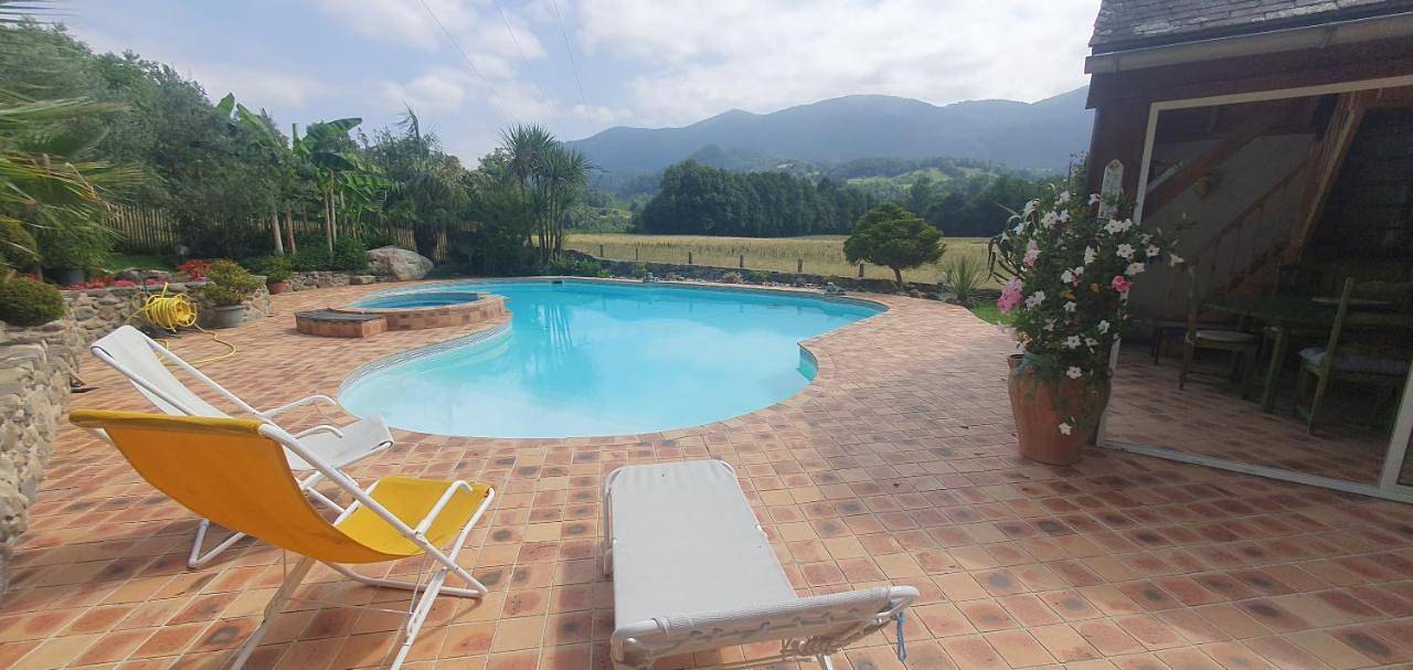 Appartement entier, Maison familiale Baylère - Piscine et spa - 8 pers in Buzy, Béarn