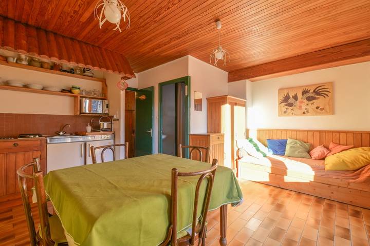 Entire apartment, Apartment 'Chalet Paisible' with Mountain View, Private Terrace and Wi-Fi in Bourg-Saint-Maurice, Albertville region