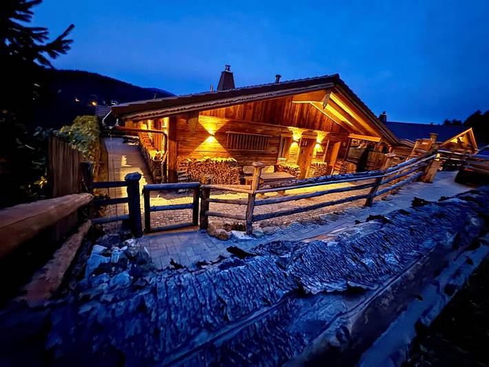 Chalet für 2 Personen, mit Balkon/Terrasse und Balkon sowie Whirlpool und Terrasse