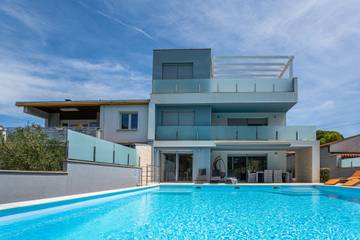 Villa für 8 Personen, mit Meerblick und Balkon sowie Pool und Garten in Pula