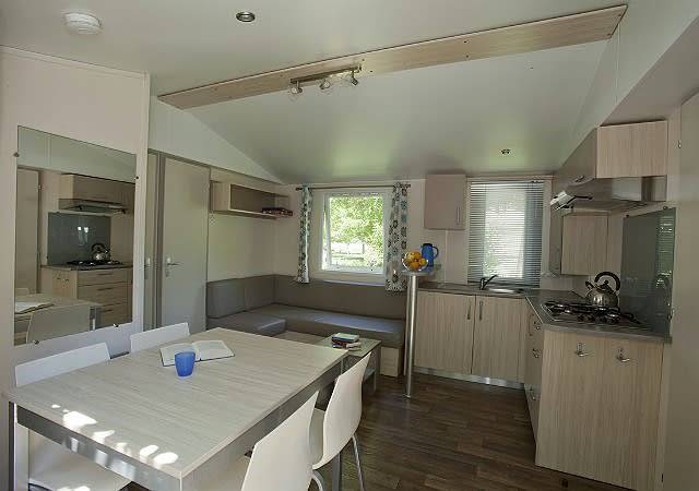 Caravane pour 6 personnes, avec vue sur le lac ainsi que balcon/terrasse et terrasse à Sampzon - 2