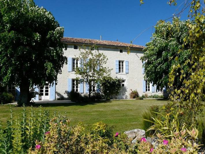 Location de vacances pour 15 personnes, avec vue ainsi que jardin et piscine, adapté aux familles à Saint-Palais-du-Né