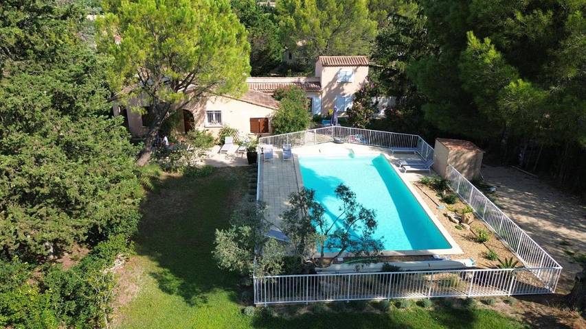 Location de vacances pour 6 personnes, avec vue ainsi que piscine et jardin à Cornillon-Confoux - 3