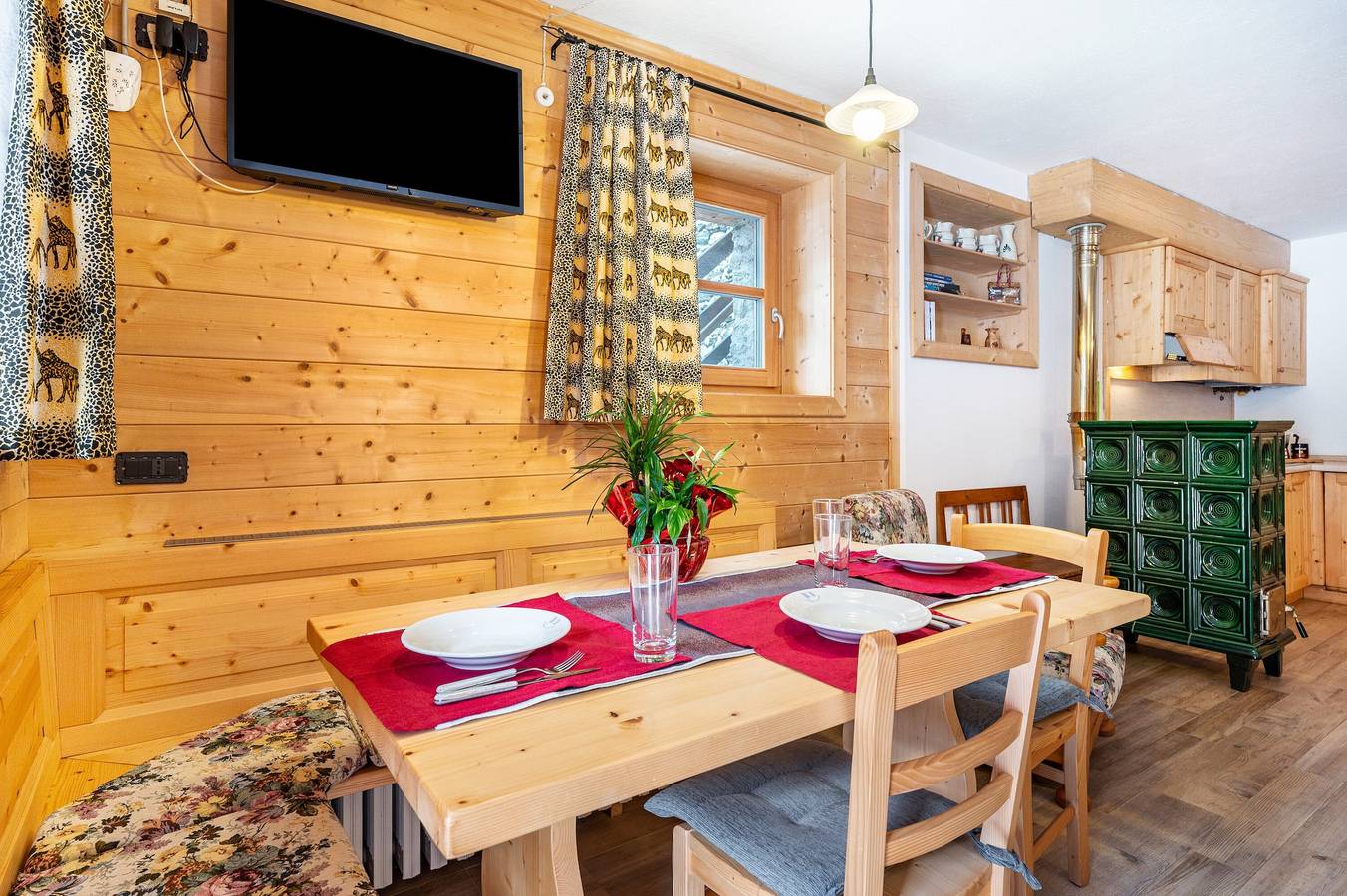 Apartamento entero, Chalet Panorama Rabbi con vistas a las montañas en Val di Rabbi in San Bernardo (Rabbi), Rabbi