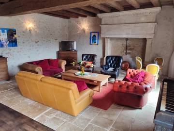 Gîte pour 12 personnes, avec jardin ainsi que vue et piscine à Lusignan