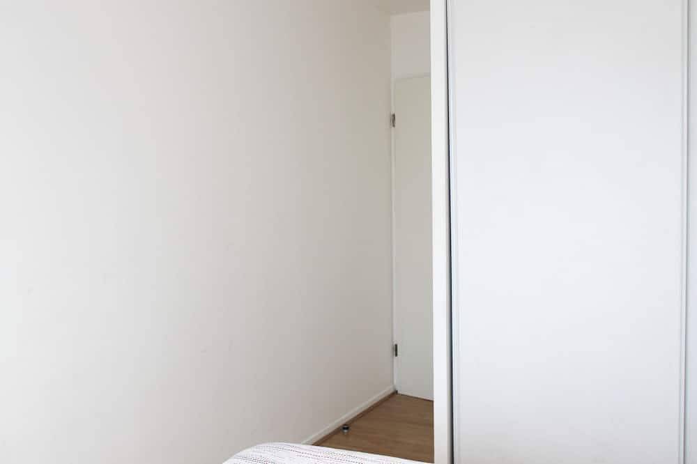 Entire apartment, Spacious 69 m² nest with balcony. in Aubervilliers, Seine-Saint-Denis