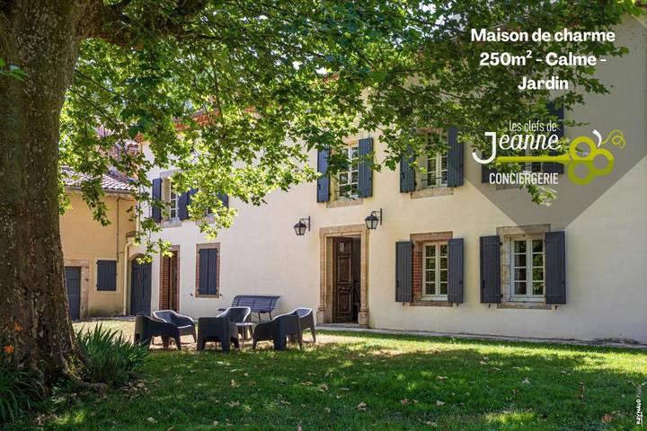 Location de vacances pour 14 personnes, avec Terrasse et Jardin à Aussac