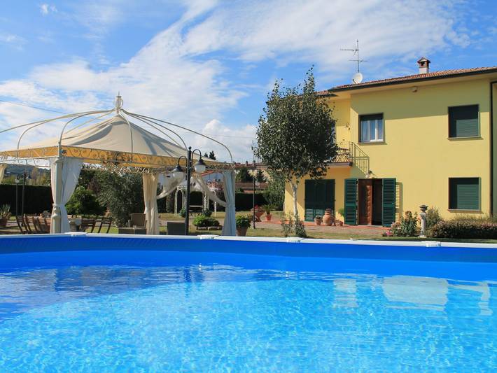 Location de vacances pour 10 personnes, avec piscine et jardin à Montecarlo (Toscane)