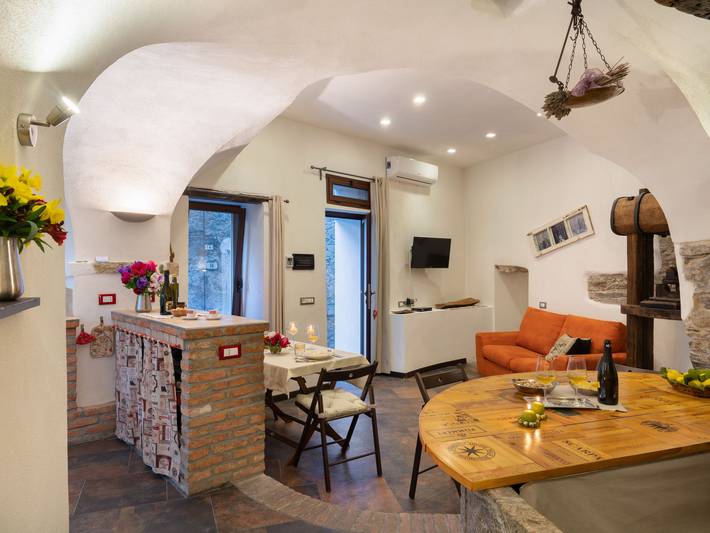 Ferienwohnung für 4 Personen, mit Terrasse und Garten in Pietrabruna