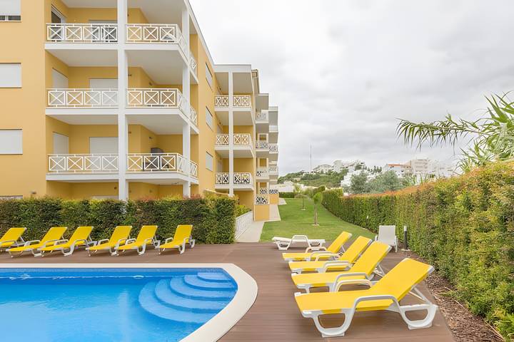 Appartement entier, Appartement 'T1 Garden Hill' avec piscine partagée, Wi-Fi et climatisation in Albufeira e Olhos de Água, District de Faro