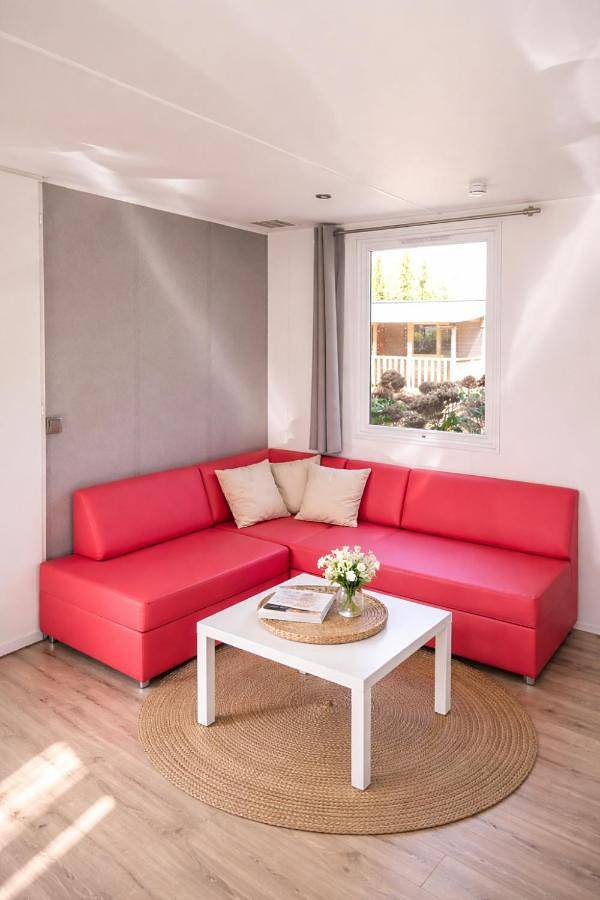 Camping pour 6 personnes, avec piscine et sauna ainsi que jardin et jacuzzi