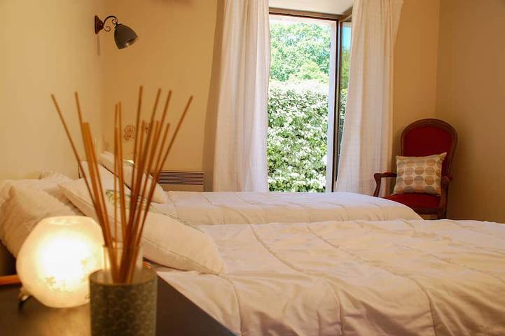 Gîte pour 4 personnes, avec terrasse ainsi que jardin et piscine, animaux acceptés à Vallières-les-Grandes - 2