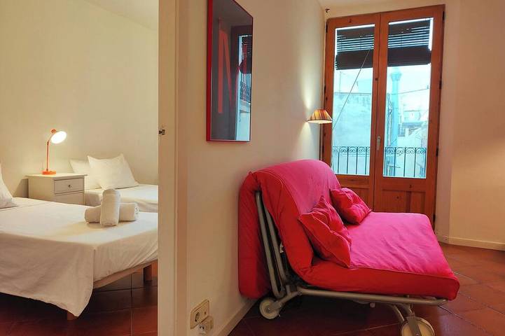 Entire apartment, R.G. Central , Tranquil 1Br apt. 2Beds. La Rambla! in Barcelona Centre, Barcelona