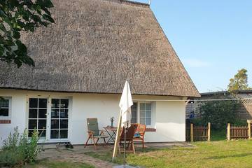 Ferienhaus für 4 Personen, mit Terrasse und Garten in Kröslin