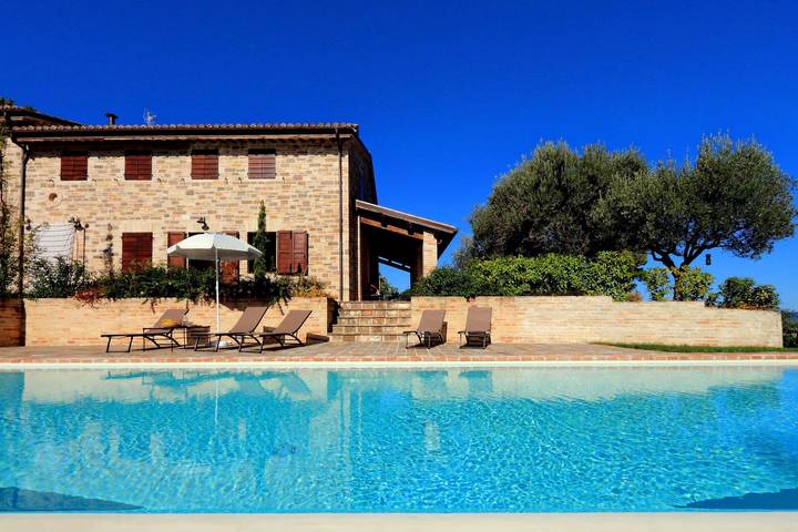 Casa vacanza per 11 persone, con Giardino e Piscina a San Severino Marche
