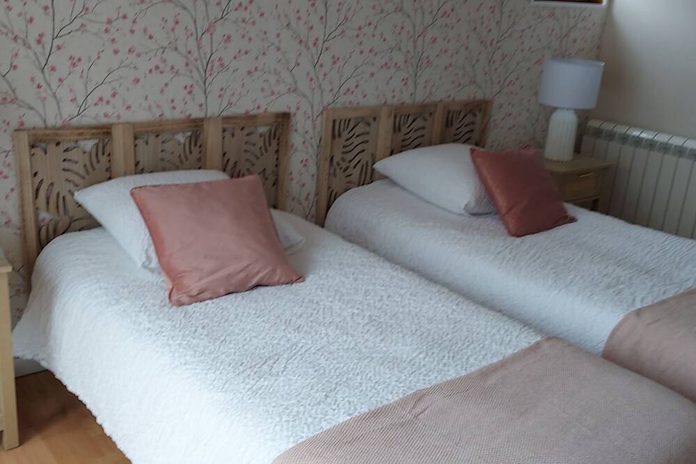Le Mûrier single-storey house with beautiful veranda. Beautiful garden. in Gramat, Causses du Quercy Regional Nature Park