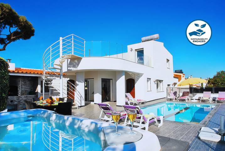 Villa for 12 people, with Balcony and Terrace as well as Garden in Albufeira