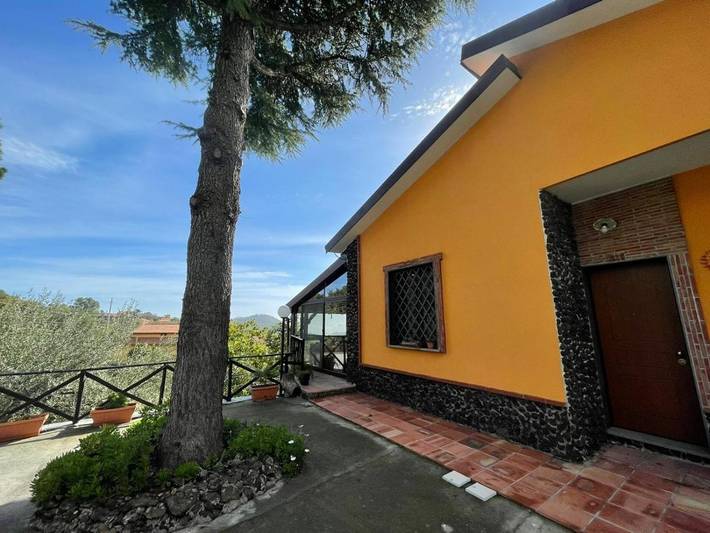Casa vacanza per 6 persone, con Balcone e Idromassaggio nonché Terrazza e Giardino a Belpasso