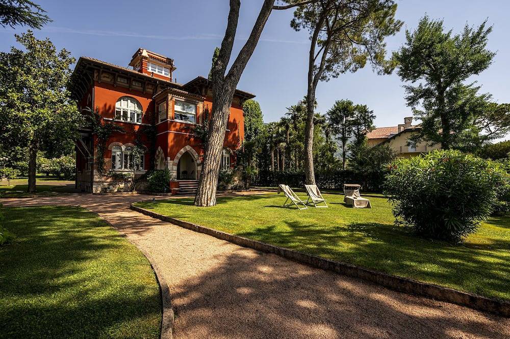Wonderful restored villa with private access to the beach and huge park in Salò, Gardasee-Berge